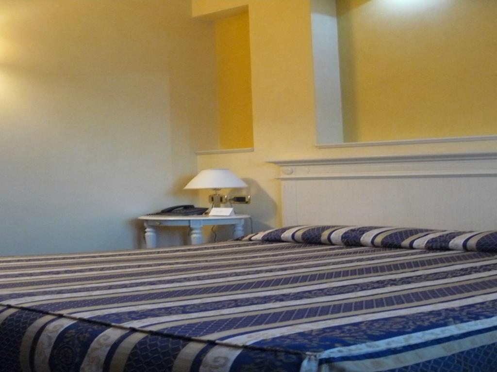 Albergo Milano Boario Terme Pokoj fotografie